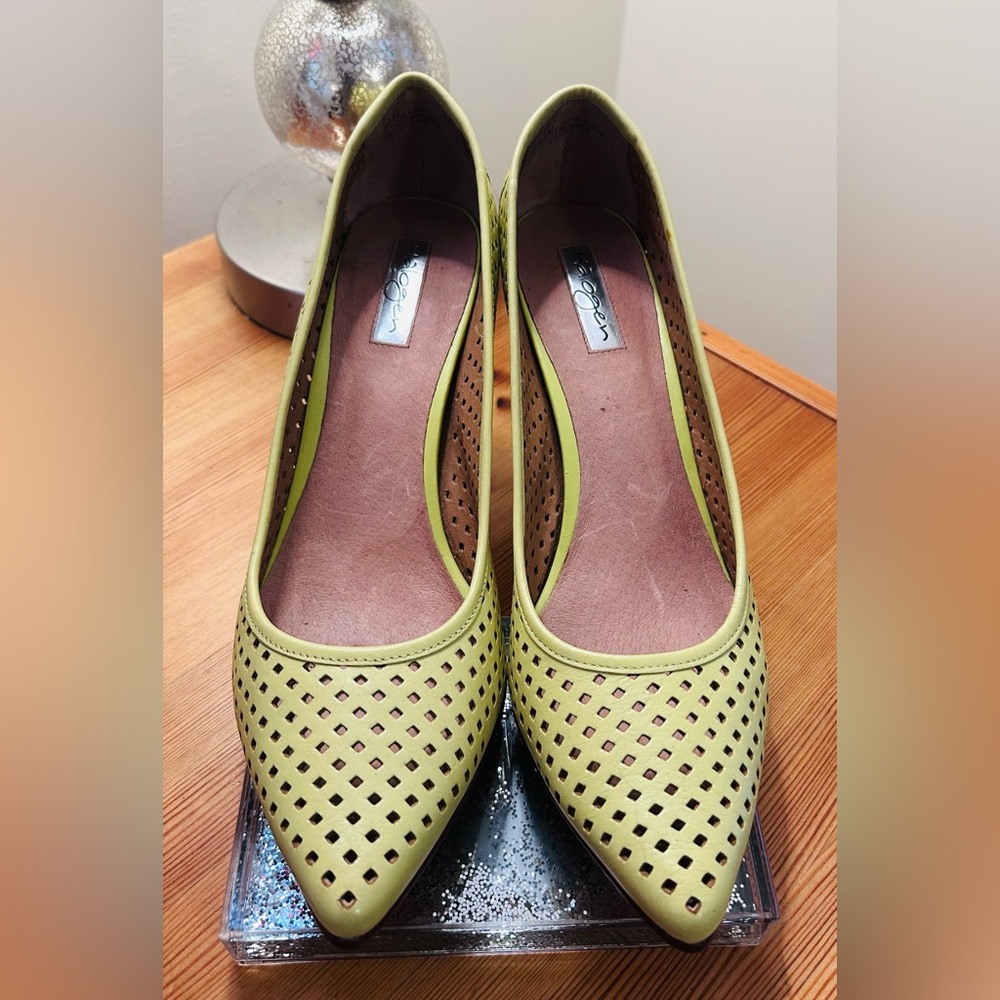 *SALE* ‘Mandie' Perforated Pointy Toe Pump (Women)
Halogen - Picture 5 of 9